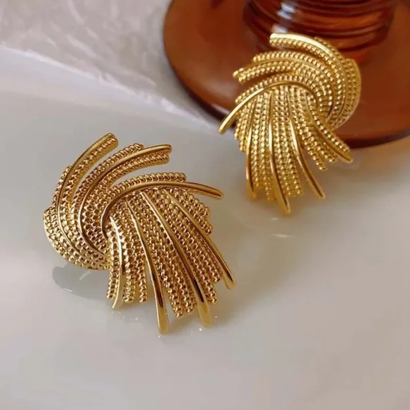 GP Wave Geometric Stud Earrings - Picture 4 of 5